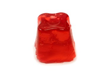 Beyaz arka planda izole edilmiş tatlı meyve jölesi.. 