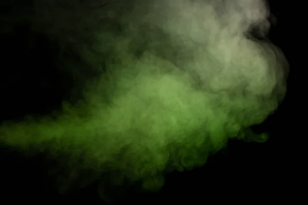 黑色背景上的绿色和白色蒸汽 复制空间 — 图库照片