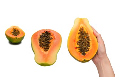 Papaya meyvesi beyaz arka planda izole bir şekilde kadınların elinde. Tropik meyve. Yarım papaya.. 