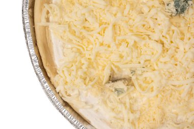 Beyaz arka planda dört peynirli pizza.. 