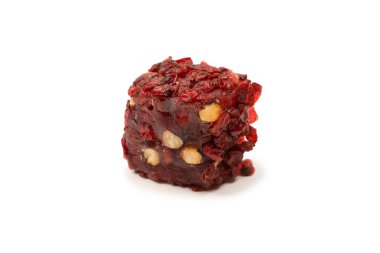 Nar ve fındıklı tatlı rulo, Türk tatlıları. Türk rahat beyaz zemin üzerinde izole.