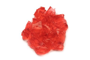 Beyaz arka planda izole edilmiş tatlı meyve jölesi. Jelatin küpleri.