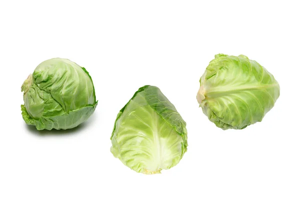 白色背景的新鲜绿色卷心菜 — 图库照片
