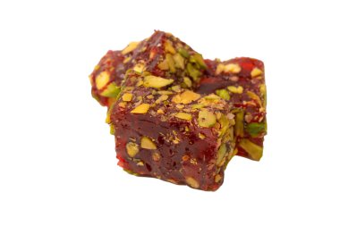 Nar ve şam fıstıklı tatlı rulo, Türk tatlıları. Türk rahat beyaz zemin üzerinde izole.