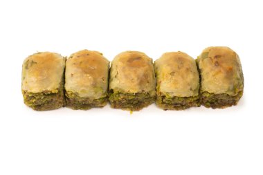 Türk fıstıklı baklavası beyaz zemin üzerinde izole edilmiş. 