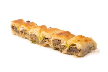 Beyaz arka planda cevizli enfes tatlı baklava. Üst görünüm.