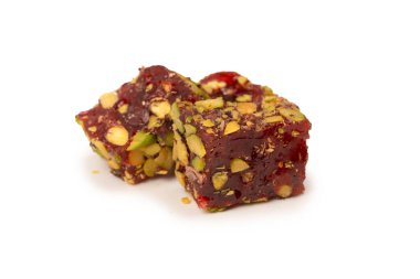 Nar ve şam fıstıklı tatlı rulo, Türk tatlıları. Türk rahat beyaz zemin üzerinde izole.