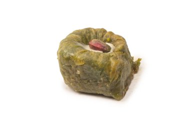 Türk fıstıklı baklavası beyaz zemin üzerinde izole edilmiş.  