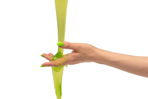 Zielony Szlam Zabawka Ręce Kobiety Zielonymi Paznokciami Izolowane Białym Tle — Zdjęcie stockowe
