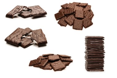 Beyaz arka planda izole edilmiş siyah çikolata şekerleri.. 