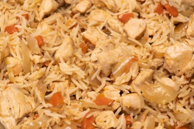 Arka planda tavuk olan lezzetli pilav.