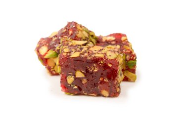 Nar ve şam fıstıklı tatlı rulo, Türk tatlıları. Türk rahat beyaz zemin üzerinde izole.