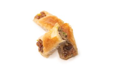 Beyaz arka planda cevizli enfes tatlı baklava. Üst görünüm.