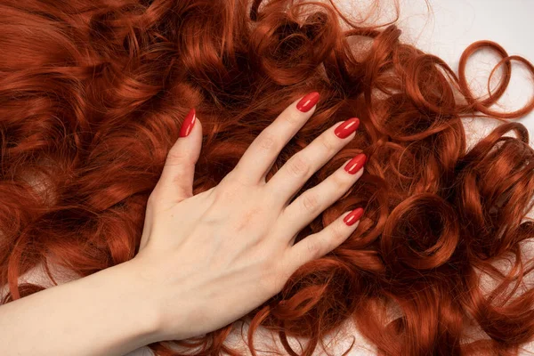 Červené Kudrnaté Vlasy Ženských Rukou Rudými Nehty Zobrazení Top0 — Stock fotografie