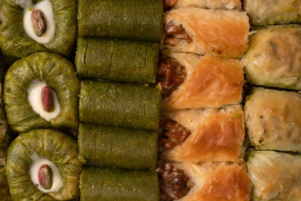 Türkische Pistazienbaklava Isoliert Auf Weißem Hintergrund Eine Vielzahl Von Süßen — Stockfoto