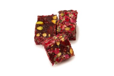 Gül ve fındıklı tatlı rulo, Türk tatlıları. Türk rahat beyaz zemin üzerinde izole.