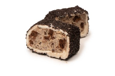 Çikolata ve fındıklı tatlı rulo, Türk tatlıları. Türk rahat beyaz zemin üzerinde izole. 