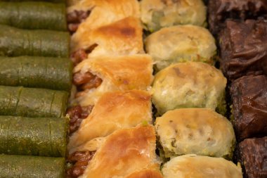 Türk şam fıstıklı baklavası beyaz arka planda izole edilmiş. Türkçe tatlı baklava çeşitleri. Ceviz baklavası.