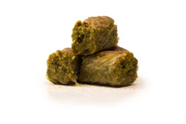 Türk fıstıklı baklavası beyaz zemin üzerinde izole edilmiş. 