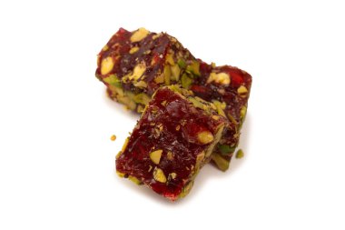 Nar ve şam fıstıklı tatlı rulo, Türk tatlıları. Türk rahat beyaz zemin üzerinde izole.