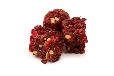 Nar ve fındıklı tatlı rulo, Türk tatlıları. Türk rahat beyaz zemin üzerinde izole.