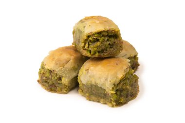 Türk fıstıklı baklavası beyaz zemin üzerinde izole edilmiş. 