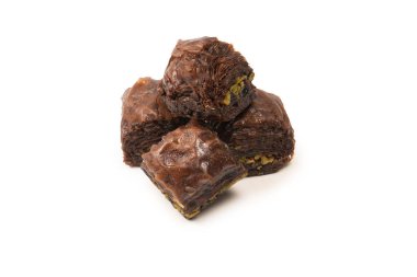 Beyaz zemin üzerinde izole Türk çikolatası baklavası. 