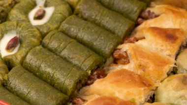 Türk şam fıstıklı baklavası beyaz arka planda izole edilmiş. Türkçe tatlı baklava çeşitleri. Ceviz baklavası.