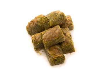 Türk fıstıklı baklavası beyaz zemin üzerinde izole edilmiş. 