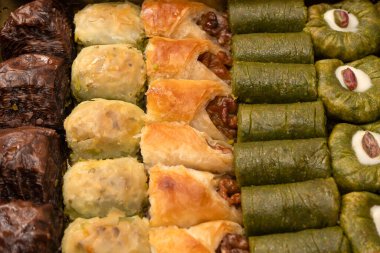 Türk şam fıstıklı baklavası beyaz arka planda izole edilmiş. Türkçe tatlı baklava çeşitleri. Ceviz baklavası.