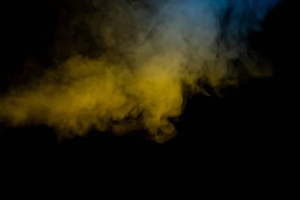 黒い背景に青と黄色の蒸気 スペースのコピー — ストック写真