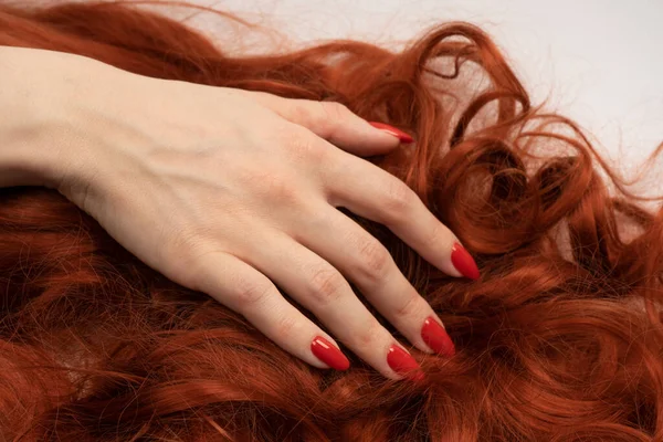 Cabelo Encaracolado Vermelho Mãos Mulher Com Unhas Vermelhas Top0 Vista — Fotografia de Stock