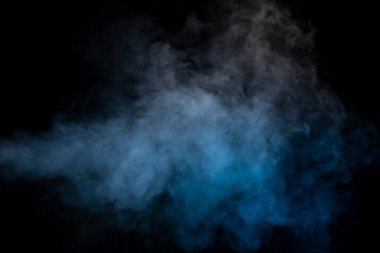 Siyah arka planda mavi ve sarı buhar. Boşluğu kopyala.