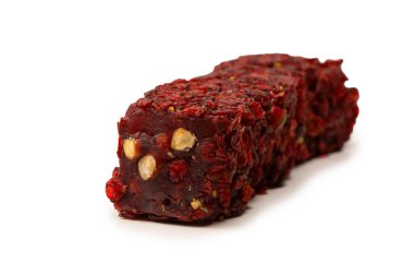 Nar ve fındıklı tatlı rulo, Türk tatlıları. Türk rahat beyaz zemin üzerinde izole.