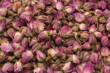 Beyaz arka planda izole edilmiş kuru çay gülleri.. 