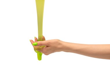 Beyaz arka planda yeşil tırnaklı yeşil balçık oyuncağı. 