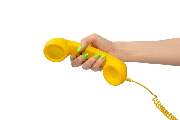 白い背景に隔離された緑の爪を持つ女性の手の中に黄色の携帯電話 スペースのコピー — ストック写真