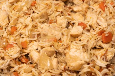 Arka planda tavuk olan lezzetli pilav.