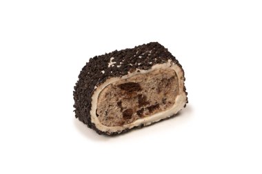 Çikolata ve fındıklı tatlı rulo, Türk tatlıları. Türk rahat beyaz zemin üzerinde izole. 