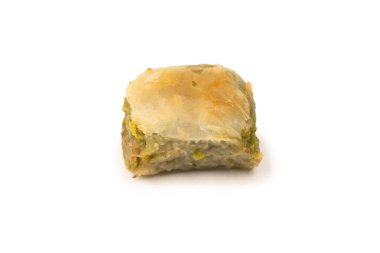 Türk fıstıklı baklavası beyaz zemin üzerinde izole edilmiş. 