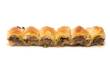Beyaz arka planda cevizli enfes tatlı baklava. Üst görünüm.