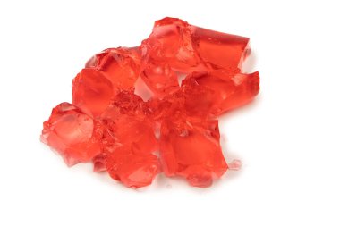 Beyaz arka planda izole edilmiş tatlı meyve jölesi. Jelatin küpleri.