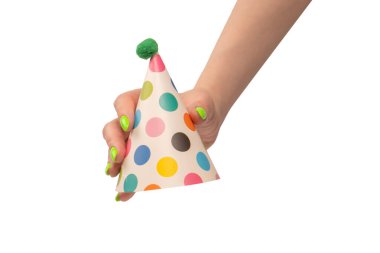 Beyaz arka planda izole edilmiş kadınların ellerinde renkli bir doğum günü şapkası.