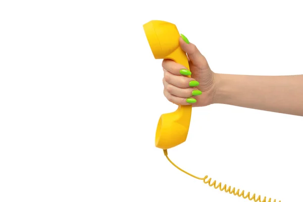 Żółty Telefon Ręce Kobiety Zielonymi Paznokciami Odizolowanymi Białym Tle Przestrzeń — Zdjęcie stockowe