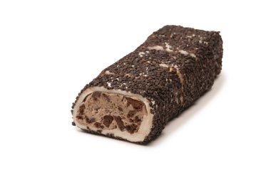 Çikolata ve fındıklı tatlı rulo, Türk tatlıları. Türk rahat beyaz zemin üzerinde izole. 