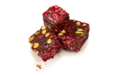 Gül ve fındıklı tatlı rulo, Türk tatlıları. Türk rahat beyaz zemin üzerinde izole.