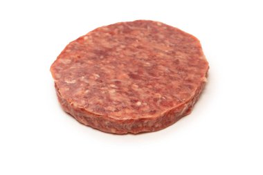 Beyaz arka planda çiğ kıyma izole edilmiş..