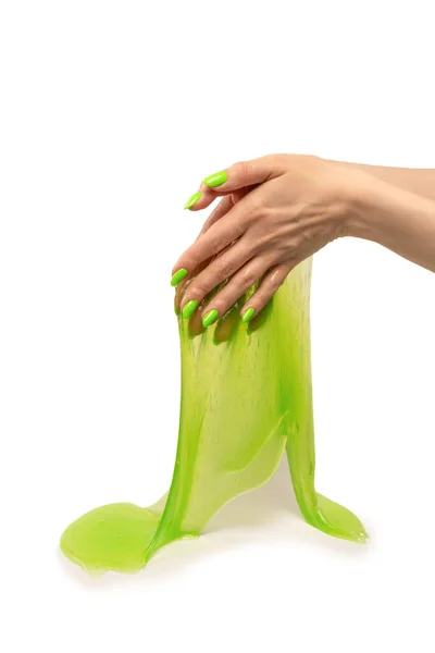Brinquedo Lodo Verde Mão Mulher Com Unhas Verdes Isoladas Fundo — Fotografia de Stock