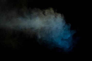 Siyah arka planda mavi ve sarı buhar. Boşluğu kopyala.