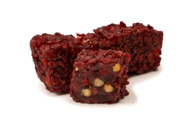 Nar ve fındıklı tatlı rulo, Türk tatlıları. Türk rahat beyaz zemin üzerinde izole.